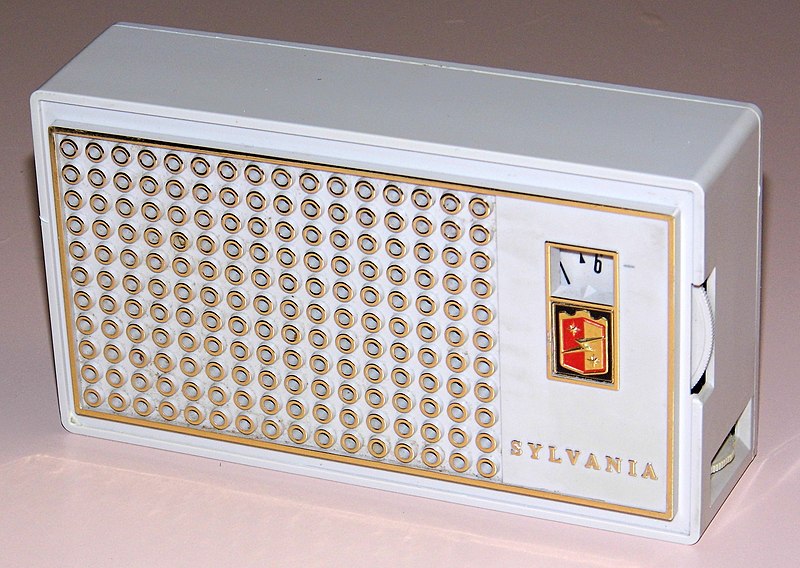 File:Vintage Sylvania Transistor Radio, Model 4P19WD, Made In USA, Circa 1962 (14038455157).jpg