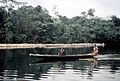 Volta-River, zwei Frauen im Boot, dahinter ein Floß von Baumstämmen.jpg
