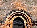 Güney portalının kemerleri ve arşivi (transept).