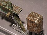 Kinesisk armborstmekanism med en bakplåt från Handynastins tidigaste skede eller från perioden med de stridande staterna; gjord av brons och med inlagt silver.