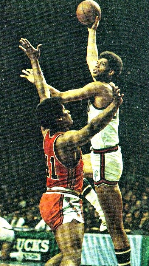 Kareem Abdul-Jabbar (right) against Wes Unseld (left)