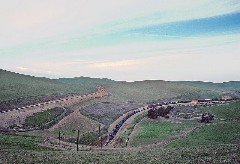 File:Western Pacific on Southern Pacific trackage in Altamont Pass, CA in April 1982 (30495390142).jpg