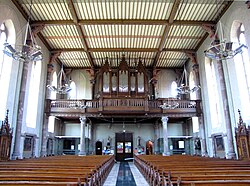 Vue intérieure de la nef vers la tribune d'orgue