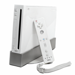 Wii (links) und Wii Remote (rechts)