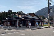 駅から彌彦神社へ向かう外苑坂通り沿いの観光案内所（2020年4月）