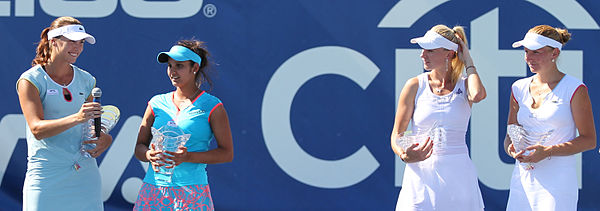 Links: de winnaressen (Jaroslava Sjvedova en Sania Mirza). Rechts: de verliezend finalistes (Volha Havartsova en Alla Koedrjavtseva).