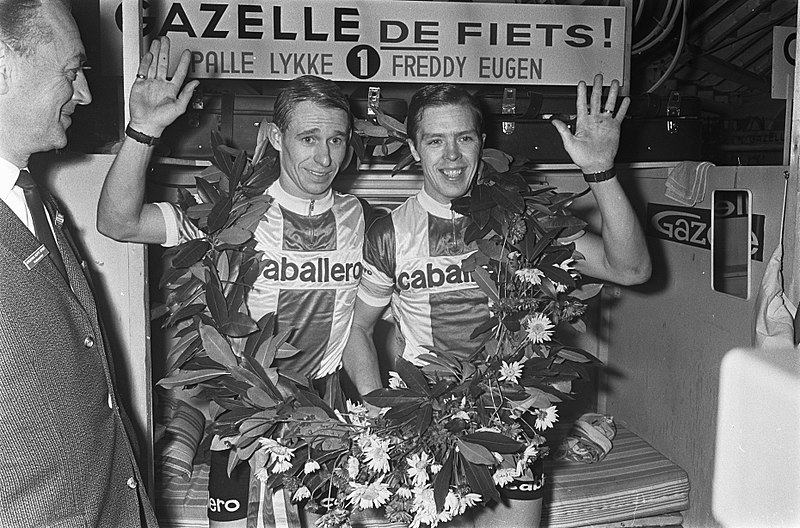 File:Zesdaagse Amsterdam, winnaar Deense koppel rechts Pallie Lykke en Freddy Eugen i, Bestanddeelnr 920-9245.jpg