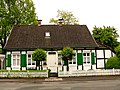 Kleines traufständiges FW-Haus mit Stallanbau