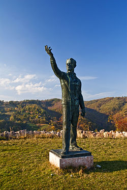 Monument voor oorlogsheld Žikica Jovanović Španac op de plaats van zijn dood