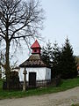 Čeština: Kaple a boží muka v obci Zlátenka v okrese Pelhřimov, kraj Vysočina. English: Chapel and a column shrine in the village of Zlátenka, part of the town of Pelhřimov, Pelhřimov District, Vysočina Region, Czech Republic.