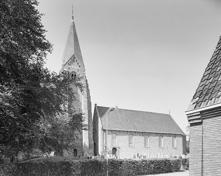 File:Zuidgevel van de toren en de kerk - Surhuizum - 20334574 - RCE.jpg