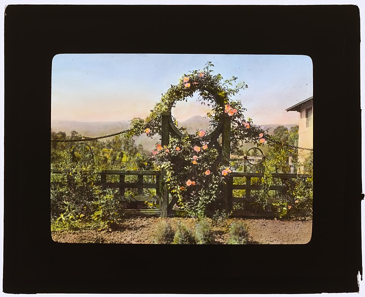 File:"Casa de Mariposa," Walter Franklin Cobb house, Butterfly Lane, Montecito, California. Garden gate LCCN2007684896.jpg