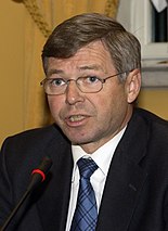 Kjell Magne Bondevik og Jens Stoltenberg var statsministre denne perioden.