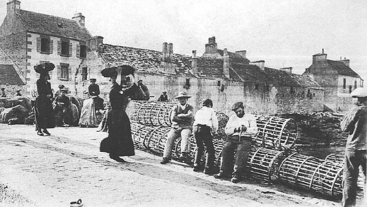 Femmes amenant au port la soude de varech sur l'île de Sein au début du XXe siècle.