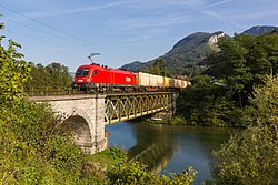 Um trem de carga com contêineres de madeira perto de Trattenbach.