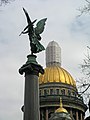 Конногвардейский б-р, колонны со статуями Славы03.jpg