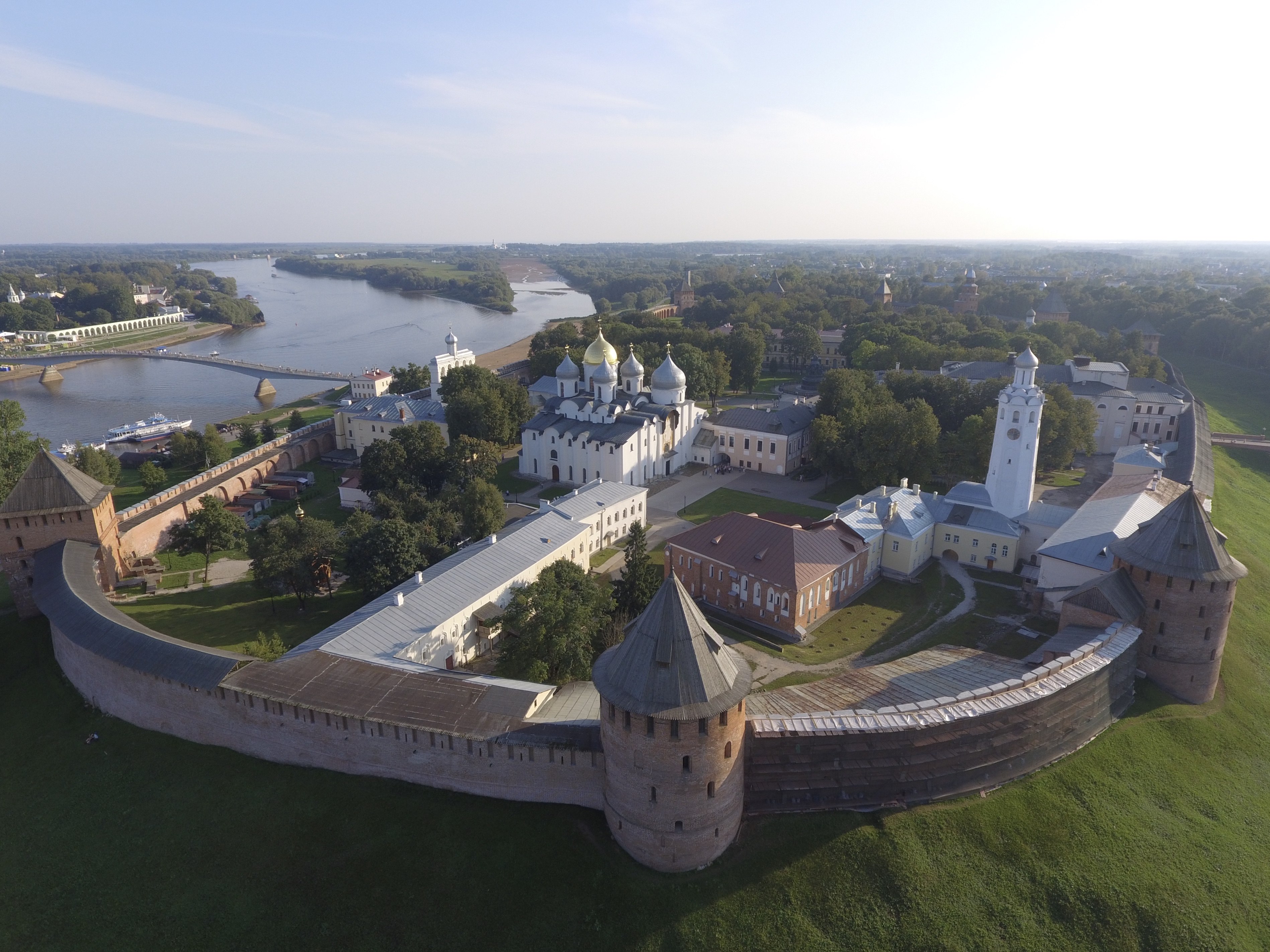 Кремль великий новгород. Новгородский Детинец Великий Новгород. Новгородский Кремль Детинец. Великий Новгород Кремль Детинец. Новгородский Детинец достопримечательности Великого Новгорода.