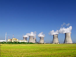 Rivnen ydinvoimalan jäähdytystorneja Varašissa.
