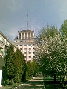 Одна из двух сталинских высоток в центре города, называемых горожанами «вышками».