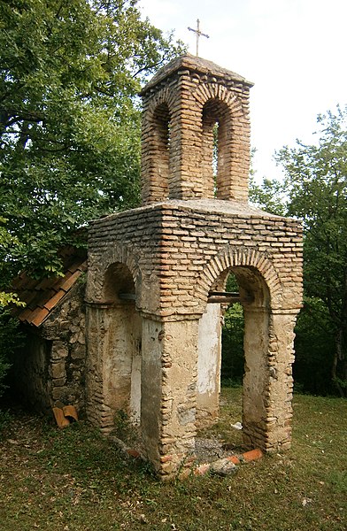 File:სალოცავი სოფ. იყალთოსთან - panoramio.jpg