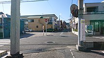 京葉銀行勝浦支店前の交差点。奥側が終点方面、左手側が起点方面。終点方面が一方通行のため車両進入禁止（二輪車、自転車を除く）になっている。