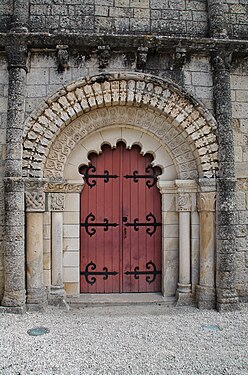 Portail de la façade romane de l'église Notre-Dame de la Jarne.