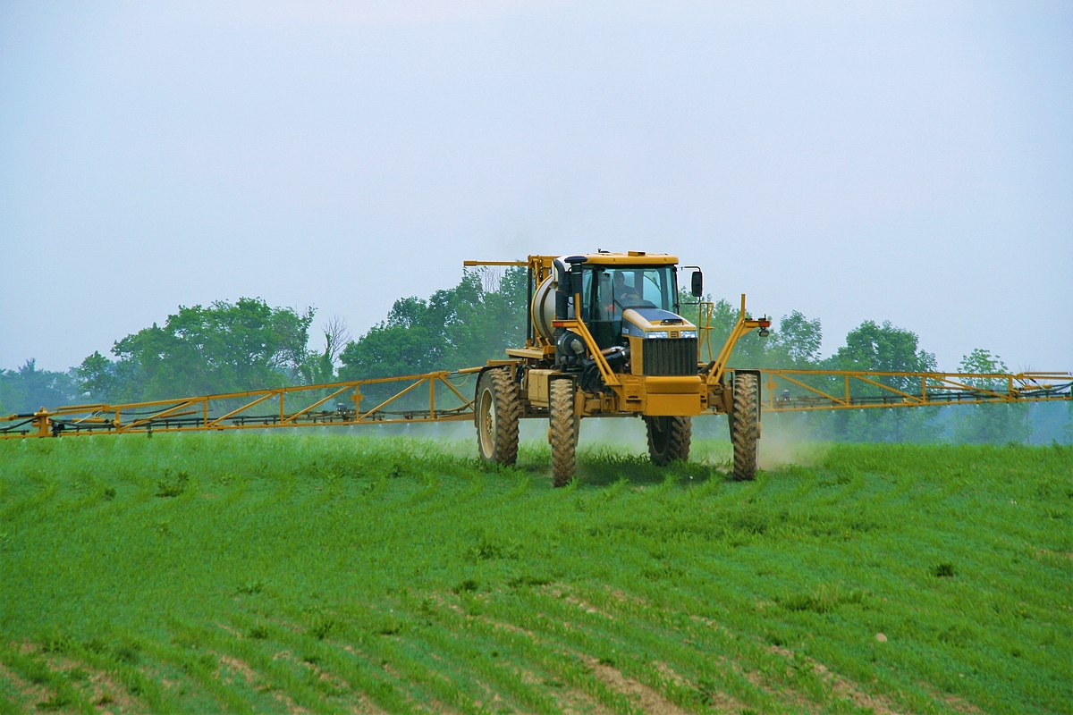 https://upload.wikimedia.org/wikipedia/commons/thumb/8/84/1264_Rogator_Spraying_Corn.JPG/1200px-1264_Rogator_Spraying_Corn.JPG