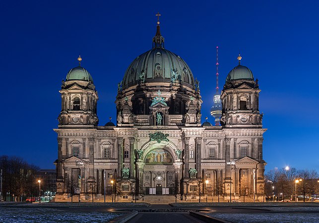 圖為柏林大教堂西立面凌晨時份的景色。