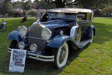 1931 Packard Individual Custom Eight 840 Convertible Sedan von Dietrich. Diese Bezeichnung ist irreführend; das Fahrzeug ist ein Deluxe Eight mit einer Karosserie aus dem Individual Custom Eight Katalog (Nr. 1881). Die Kühlerfigur „Adonis“ war ein Werkszubehör während der Serien 6 bis 8.