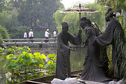 Estátuas dos protagonistas no Lago do Oeste, em Hangzhou