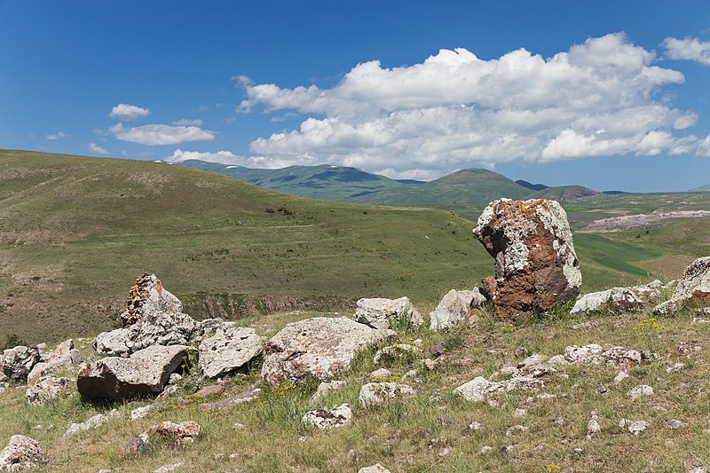 File:2014 Prowincja Sjunik, Zorac Karer, Prehistoryczny kompleks megalityczny (003).jpg