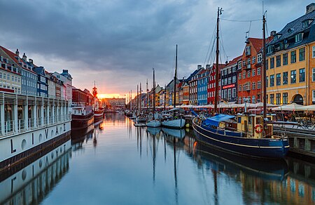 ไฟล์:2018 - Nyhavn on sunset.jpg