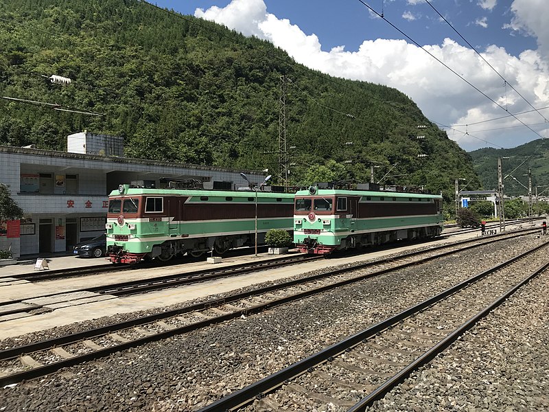 File:201908 SS3-4301 and 8012 at Liangfengya Station.jpg