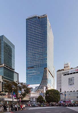 Вид на здание станции Сибуя небоскрёб Shibuya Scramble Square с Сибуйского диагонального пешеходного перехода перед станцией (23 июля 2019)