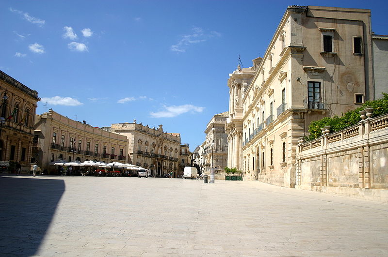 File:2535 - Siracusa - Piazza Duomo - Foto Giovanni Dall'Orto, 22-May-2008.jpg