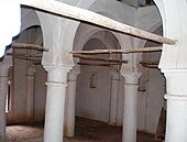 Vue sur l'intérieur d'une mosquée avec des arcades