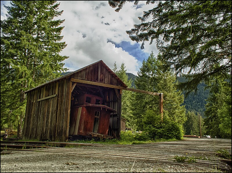 File:A wooden caboose-HDR (7352873014).jpg