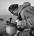 Aan boord van een Nederlandse kustvaarder kapitein bekijkt giro-kompas, Bestanddeelnr 935-3178.jpg
