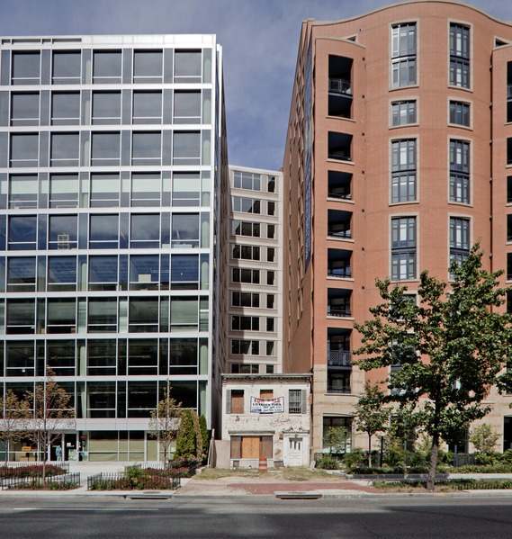 File:Abandoned building, Massachusetts Ave. near I St., NW, Washington, D.C LCCN2010641363.tif