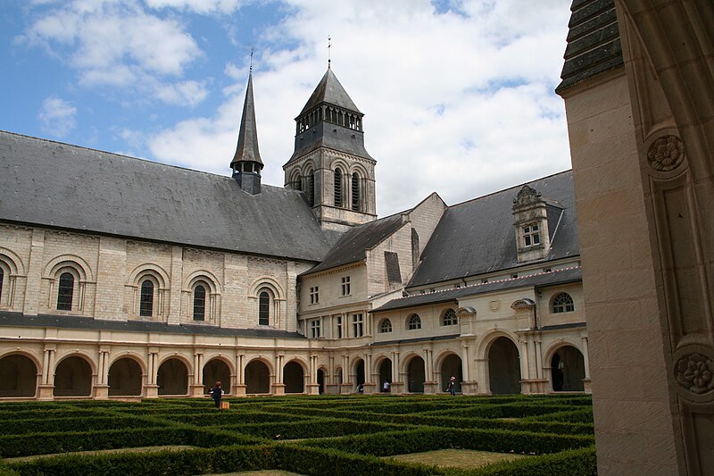 File:Abbaye de Fontevraud - cloître 01.JPG