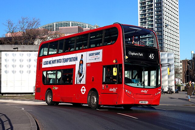 Alexander Dennis Enviro400H on route 45 in Elephant and Castle