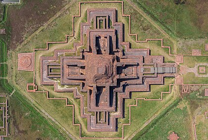 Vista aérea de Somapura Mahavihara, Bangladesh. Está entre os mais conhecidos viaras ou mosteiros budistas no subcontinente indiano e é um dos sítios arqueológicos mais importantes do país. Foi designado como Patrimônio da Humanidade pela UNESCO em 1985. É um dos exemplos mais famosos de arquitetura pré-islâmica em Bangladesh. Data de um período próximo ao Halud Vihara e ao Sitakot Vihara em Nawabganj Upazila, distrito de Dinajpur. (definição 5 331 × 3 589)