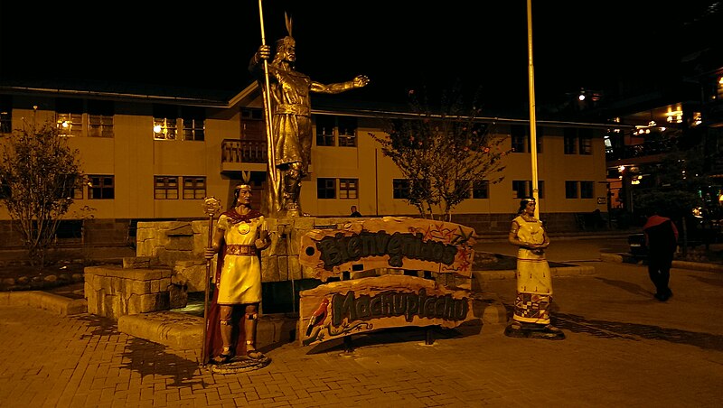 File:Aguas calientes, Machupicchu, Main square.jpg