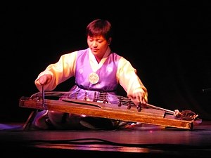 Shin Hyeon-sik, étudiant de l'université nationale des arts de Corée, jouant de l'ajaeng en 2008
