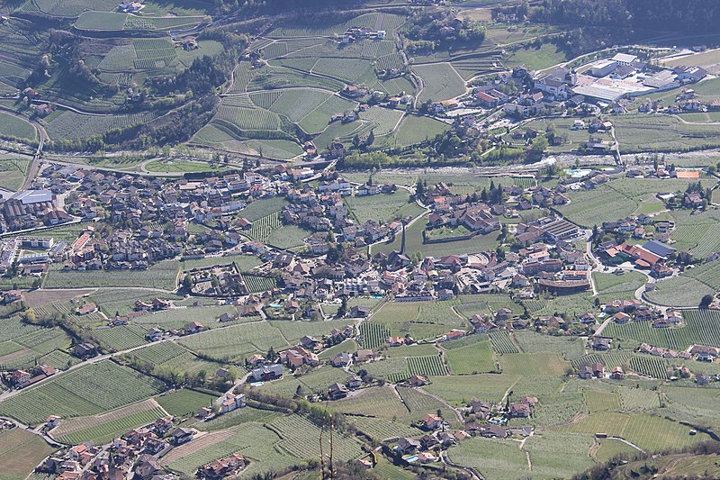 File:Algund (Südtirol) von oben.JPG