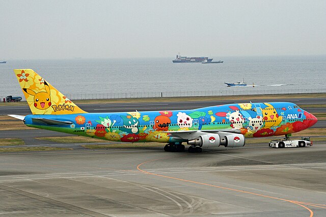 מטוס נוסעים מדגם בואינג 747 של חברת התעופה היפנית אול ניפון איירווייז, בנמל התעופה טוקיו האנדה ב-2006. המטוס מעוטר בציורים של פוקימונים.