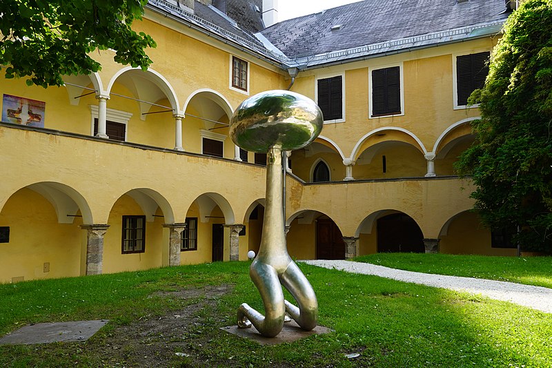 File:Aluminium-Guss Skulptur im Innenhof des Stiftes in Millstatt von Mario DALPRAS (2022).jpg