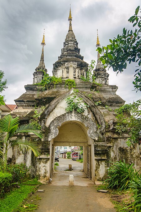 ไฟล์:Ancient_gate_of_Suandok_temple_,Chiangmai,_Thailand.jpg