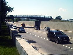 Puente peatonal sobre el nivel de transporte