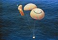Die Kommandokapsel der Apollo-15-Mission landet mit nur zwei geöffneten Fallschirmen